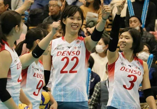 Thanh Thúy 1m93 tung hoành bóng chuyền nữ Nhật Bản: Bật cao ghi điểm liên tiếp - 1