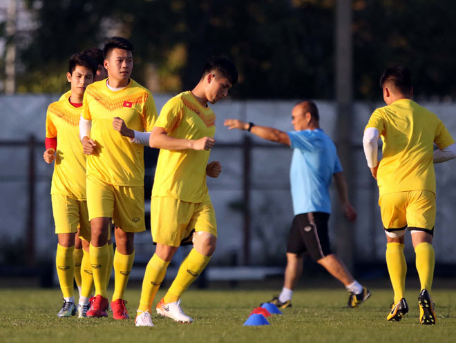 U23 Việt Nam tập đấu U23 UAE: SAO nào bị thầy Park "soi" kỹ? - 1