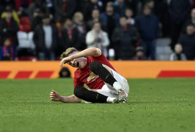MU kiệt quệ hàng tiền vệ: Mua gấp SAO Barca từng đá cặp với Pogba - 1