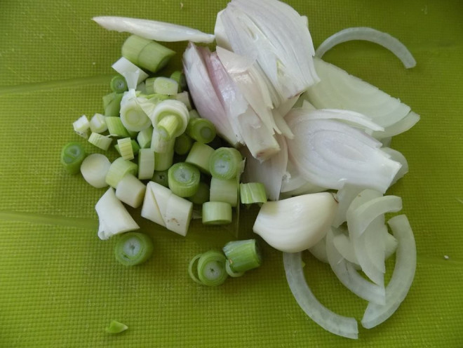 Rảnh rỗi làm chả cá thơm lừng, cuốn với rau sống cứ gọi là "tuyệt cú mèo" - 1