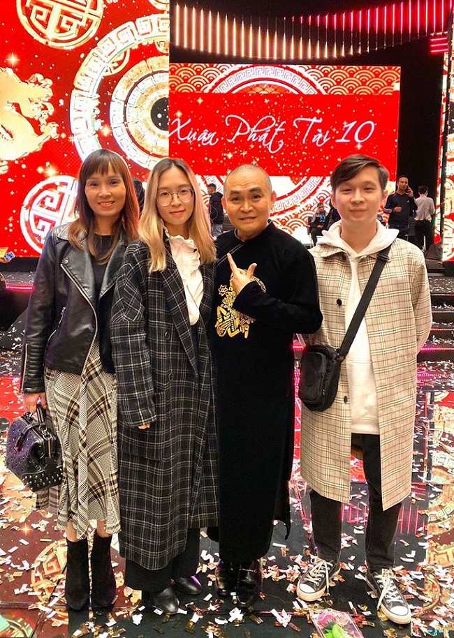 Mới đây, Bảo Linh cùng mẹ và em trai vừa xuất hiện tại buổi biểu diễn của Xuân Hinh trong chương trình Xuân Phát Tài 10. Nam nghệ sĩ cho biết gia đình chính là "những khán giả lâu năm", luôn ủng hộ các hoạt động nghệ thuật của ông.