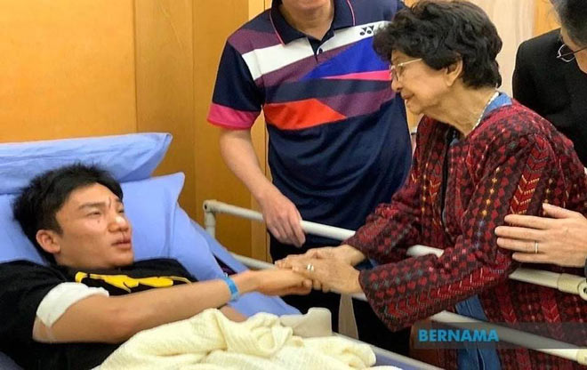 Số 1 cầu lông Momota gặp nạn: Lee Chong Wei, Tiến Minh nói lời "gan ruột" - 1