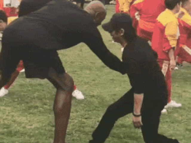 Lý Liên Kiệt thi đấu vật tay với vận động viên NBA cao lớn và cái kết bất ngờ - 1