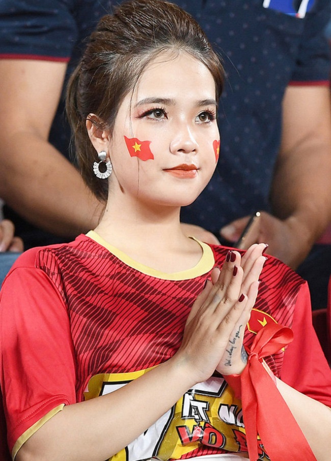 Bạn gái tin đồn Quang Hải dẫn 2 bạn thân đi cổ vũ U23 VN, dân mạng tìm danh tính