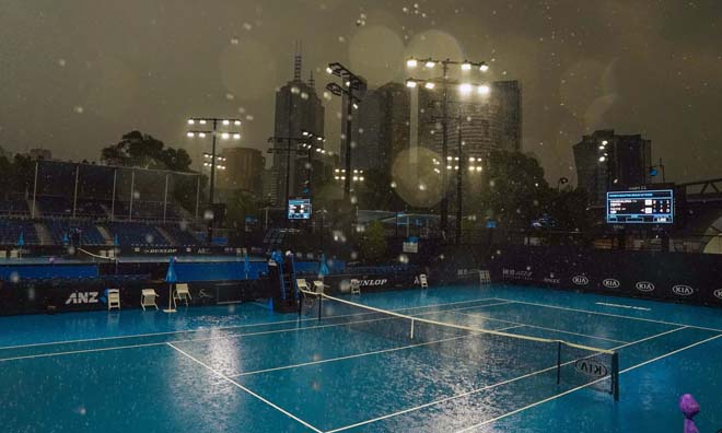 Australian Open gặp khó: Chưa hết cháy rừng khói bụi lại lo mưa gió sấm sét - 1