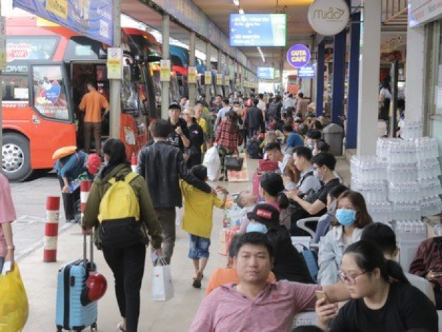 Vạn người vật vã ở Sân bay Tân Sơn Nhất, Bến xe Miền Đông