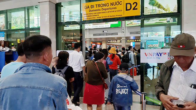 Ngàn “thượng đế” vạ vật ở sân bay Tân Sơn Nhất chờ lên máy bay về quê ăn Tết - 1