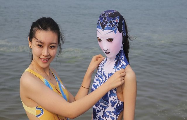 Thời trang quái dị xứ Trung: Quần "Can Lộ Lộ", áo rách - 1