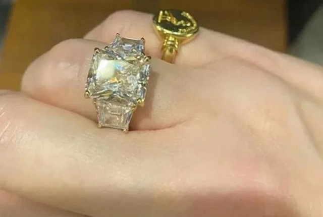 Từ chối cầu hôn nhưng gái trẻ vẫn giữ lại chiếc nhẫn kim cương vì lý do này - 1