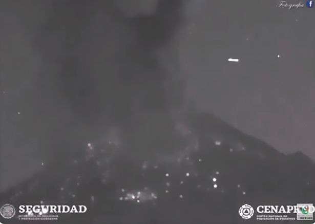 Video: Khoảnh khắc UFO đột ngột xuất hiện khi núi lửa Mexico phun trào - 1