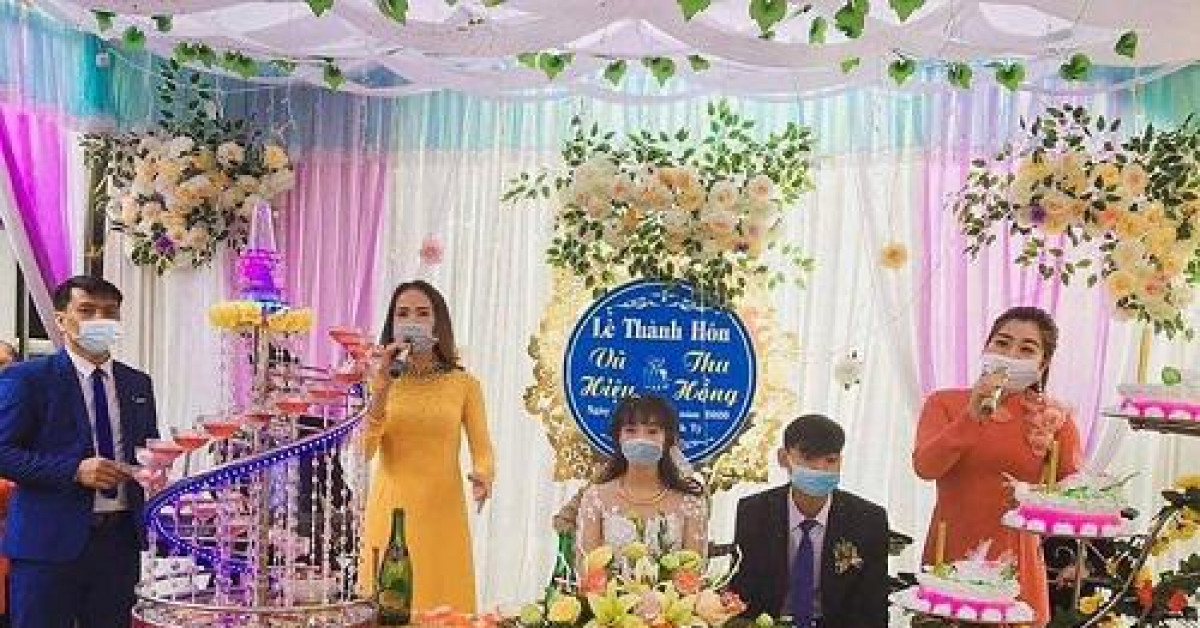 Cô gái bị bạn trai kiên quyết chia tay vì sống ở trung tâm ổ dịch Corona-Bạn trẻ 3 Đám cưới giữa dịch virus corona: Cô dâu, chú rể đeo khẩu trang kín mít