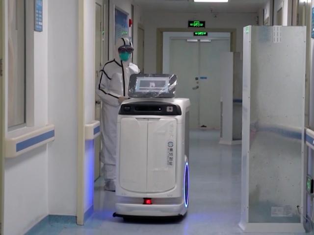 Bệnh viện Trung Quốc dùng robot vận chuyển thuốc giúp ngăn chặn lây lan virus Corona