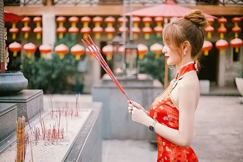 Hot girl Thái Lan diện váy sườn xám đi lễ chùa bị chỉ trích là ai? - 1