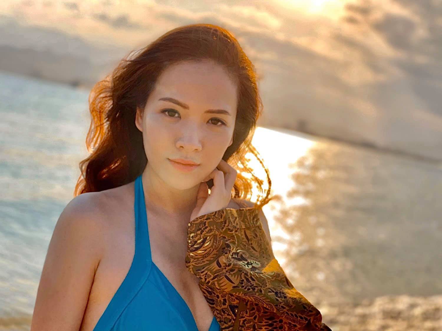 Đan Lê hiếm hoi diện bikini khoe body nóng bỏng, lộ diện người bí ẩn chụp ảnh - 1