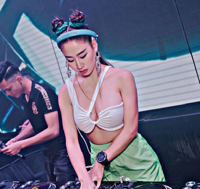 Là một trong những nữ DJ nóng bỏng nhất Việt, DJ Oxy (Cù Thị Ngọc) nhiều lần gây chú ý khi diện đồ phóng khoáng khi đánh nhạc. Nhiều chiếc áo của cô trông na ná nội y. 