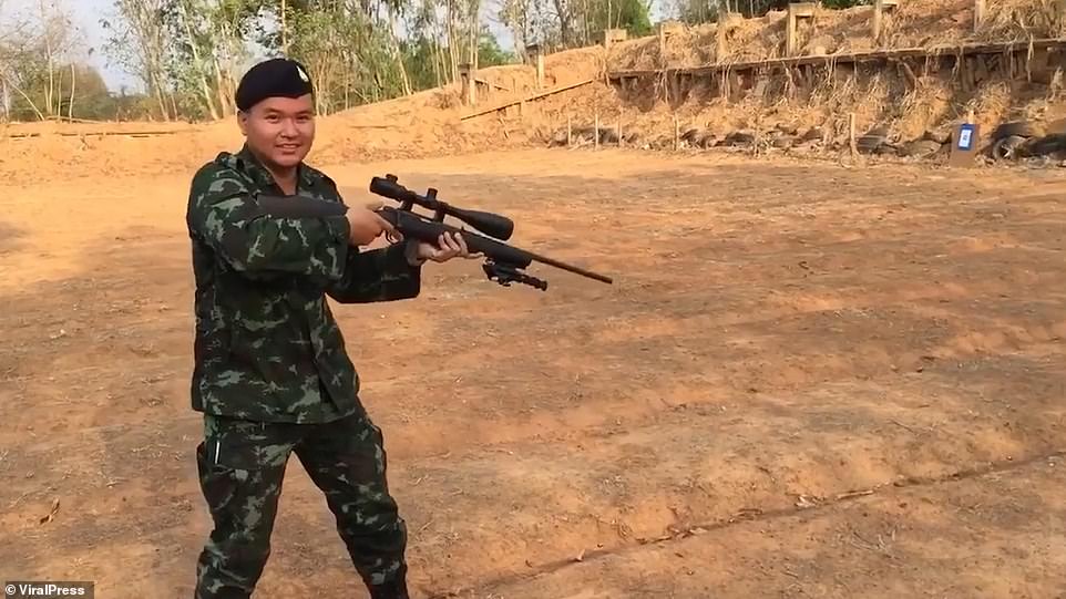 Video: “Lạnh người” khả năng bắn trúng mục tiêu của quân nhân xả súng ở Thái Lan - 1