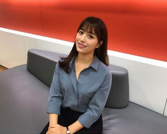 Nữ MC Hàn Quốc mặc trang phục gây sốc trên sóng trực tiếp: Sự thật bất ngờ - 1