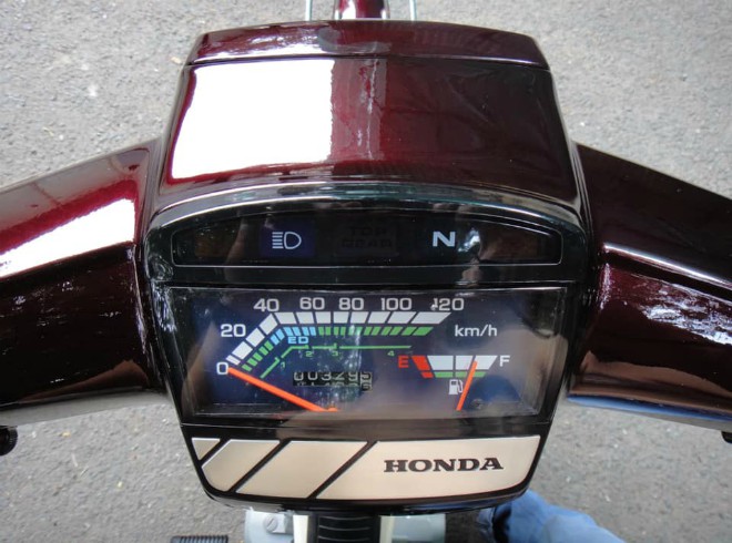 Honda Dream Thái 1992 cũ gỉ gần 30 năm tuổi bán vẫn tranh nhau mua