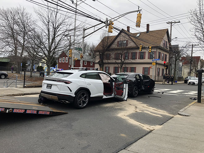 Hai thanh niên chưa bằng lái trộm siêu SUV Lamborghini Urus và gây tai nạn - 1