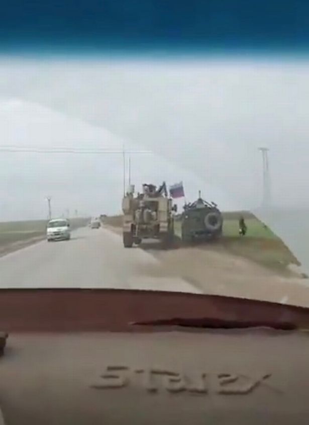 Video: Xe bọc thép Mỹ chèn ép xe quân sự Nga trên đường ở Syria - 1