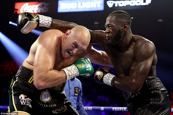 Đại chiến boxing: Fury hành động lạ với Wilder, suýt cắn tai như Mike Tyson - 1
