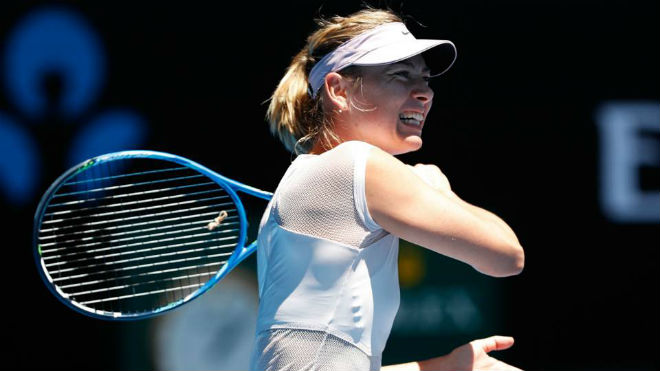 Khoảnh khắc Sharapova gây "đỏ mặt" nhất: Cởi áo giữa thanh thiên bạch nhật - 1