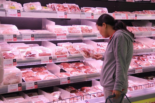 Giá thịt lợn tiếp tục “hạ nhiệt”, người mua ở chợ dân sinh vẫn thờ ơ - 1