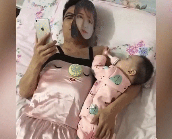 Đỉnh cao trông con: Bé không một tiếng khóc, bố thảnh thơi lướt điện thoại - 1