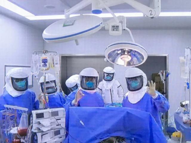 Covid-19: Bệnh nhân bị phá huỷ 2 lá phổi được cứu bằng cách ”vô cùng mạo hiểm”