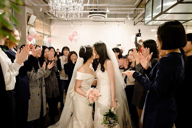 Cặp đôi đồng tính nữ xinh đẹp “khoá môi” trong đám cưới ở Hàn Quốc gây bão - 1