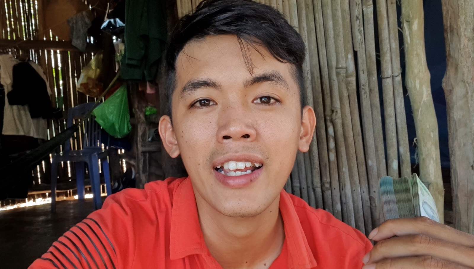 Chàng phụ hồ là "YouTuber nghèo nhất VN" khoe xấp tiền nhận được từ YouTube gây xôn xao - 1