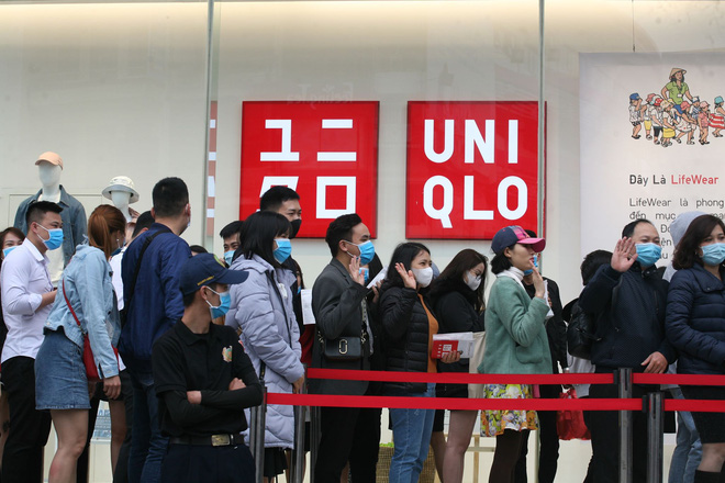 Hàng trăm người đeo khẩu trang xếp hàng mua Uniqlo ở Hà Nội - 1