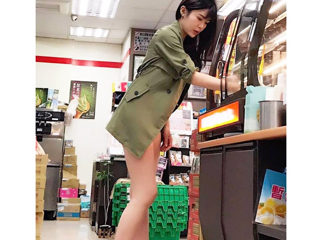 Phản ứng bất ngờ của cánh đàn ông khi bắt gặp nữ đồng nghiệp mặc short đi làm 15 Phong cách mặc gây hốt hoảng, tưởng quên quần của phụ nữ Trung Quốc