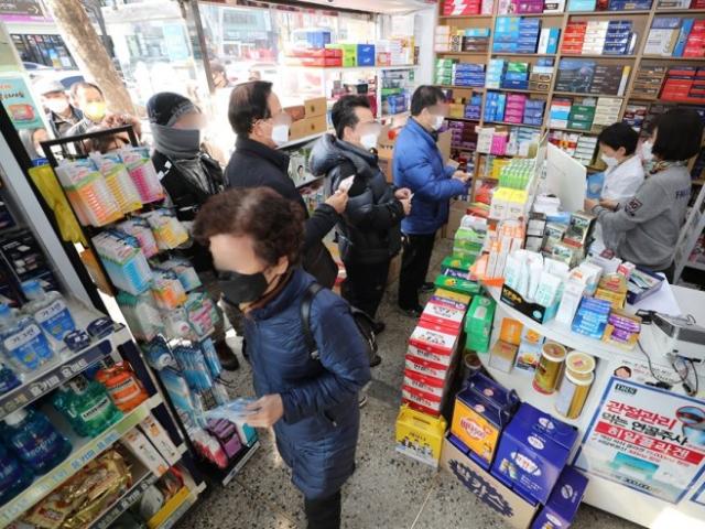 Thiếu khẩu trang bán cho dân, Hàn Quốc ra quy định “lạ đời”