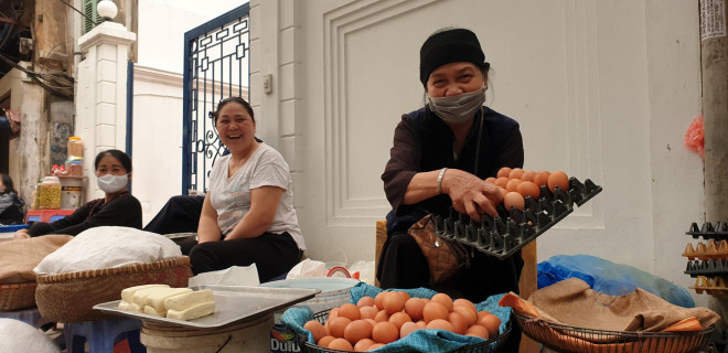Từ chợ truyền thống đến siêu thị ở Hà Nội: Hàng hóa chất đầy quầy, kệ - 1