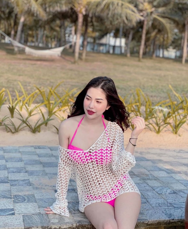 Cách đây vài ngày, Hương Trần - vợ cũ diễn viên Việt Anh gây chú ý khi chia sẻ loạt ảnh diện bikini gợi cảm trong chuyến đi nghỉ dưỡng ở Phan Thiết. Đây là lần đầu tiên, người hâm mộ thấy bà mẹ một con mặc trang phục sexy đi du lịch hậu ly hôn.