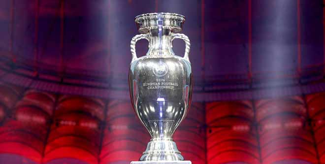 Tin HOT bóng đá tối 12/3: UEFA định dời Euro sang 2021 - 1