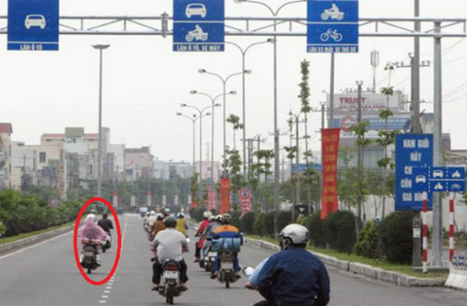 Đi xe máy sai làn đường, đi lên vỉa hè sẽ bị phạt cao nhất đến 600.000 đồng - 1