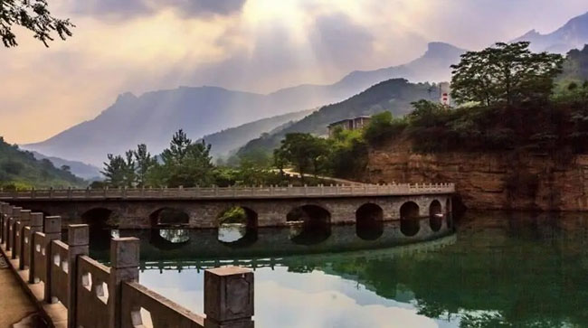 Ngôi Làng Từng Tách Biệt Với Thế Giới Bên Ngoài Bị Cô Lập Trong Hàng