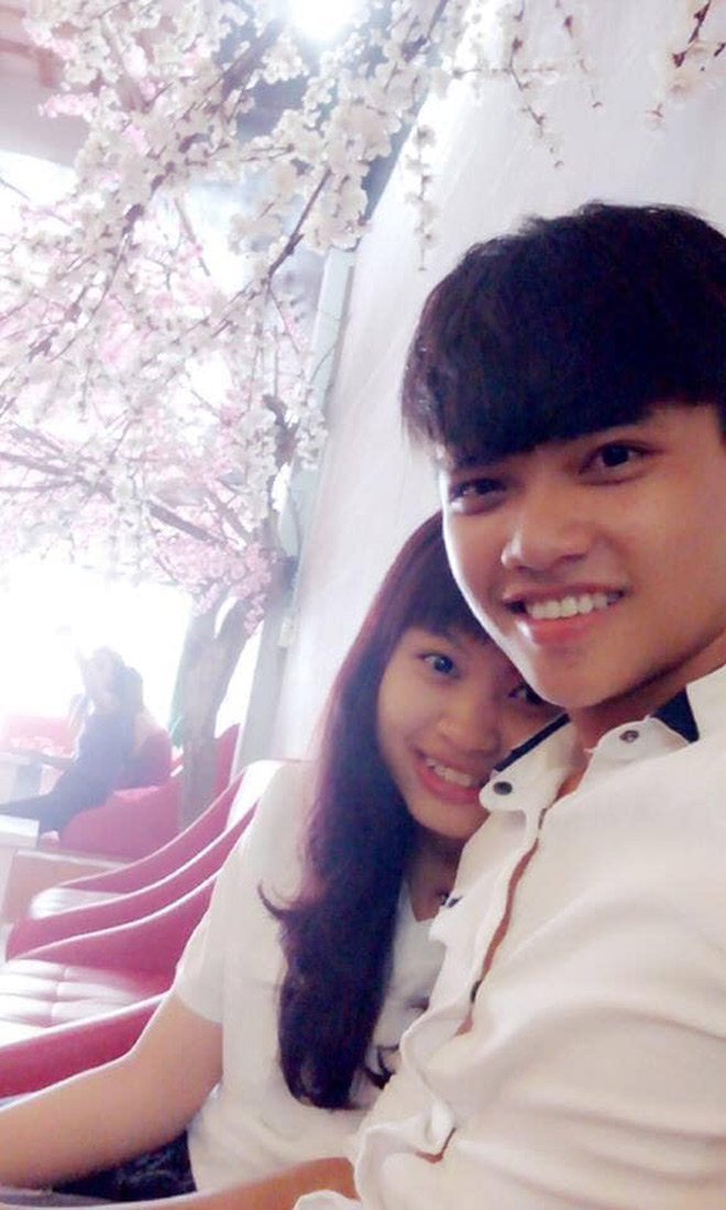 Cặp đôi chung bàn suốt thời cấp 1, lớn lên chung giường mỗi đêm - 2
