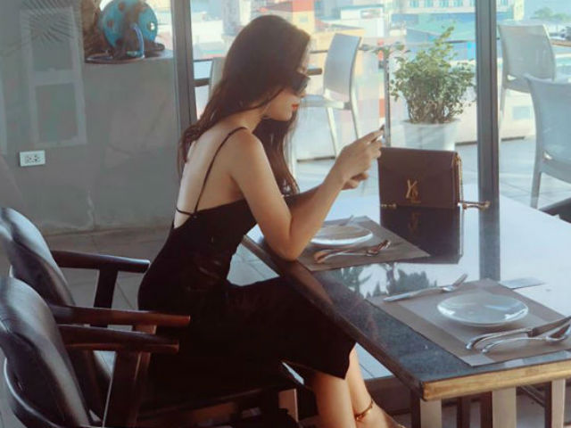 Chiếc áo "Trung Cổ" của Tóc Tiên khiến cơ thể bị chèn ép? 13 Kín đáo khi lên sóng, ngoài đời ”Vàng Anh” có gu thời trang trái ngược