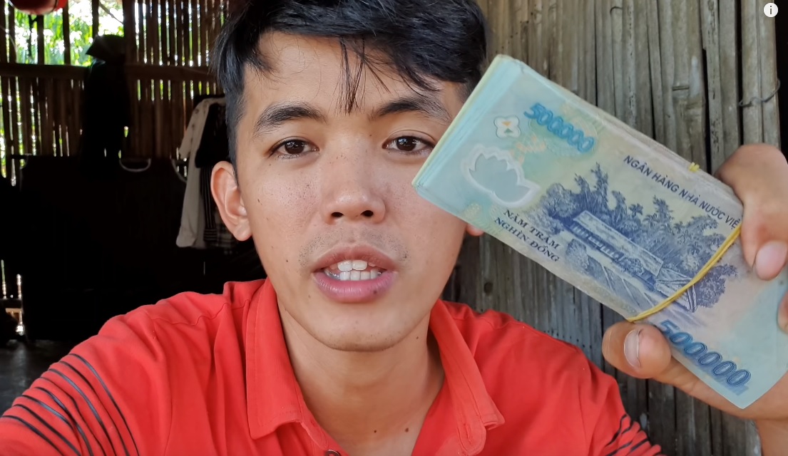 Chàng phụ hồ là “YouTuber nghèo nhất VN” làm điều không ngờ sau khi nhận xấp tiền từ YouTube - 1
