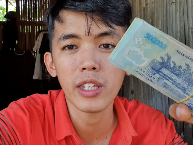 Nam ca sĩ bị tai nạn dập nửa mặt, mất trí nhớ nhiều năm bất ngờ đón con gái đầu lòng 13 Chàng phụ hồ là “YouTuber nghèo nhất VN” làm điều không ngờ sau khi nhận xấp tiền từ YouTube