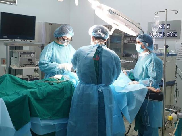 Bác sĩ BV Nhiệt đới Trung ương cứu sống cô gái vỡ ruột thừa khi đang cách ly