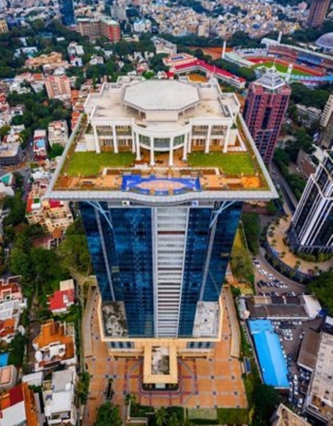Vijay Mallya, chủ tịch của United Breweries Group là đại gia giàu có hoàng nhoáng nhất Ấn Độ năm 2010. Lúc đó ông tuyên bố xây dựng một căn nhà theo kiểu Nhà Trắng trên tòa nhà chọc trời ở Bangalore. Năm 2016, người đàn ông này thực hiện dự định của mình và hoàn tất ngôi nhà trên đỉnh của Kingfisher Tower.