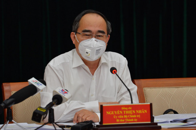 Bí thư Thành ủy TP.HCM: Ai ra đường không đeo khẩu trang sẽ bị chế tài! - 1