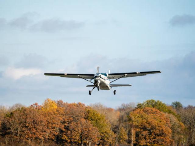 Chán ở nhà vì Covid-19, người đàn ông đem máy bay ra lái vòng vòng ”hít thở không khí trong lành”