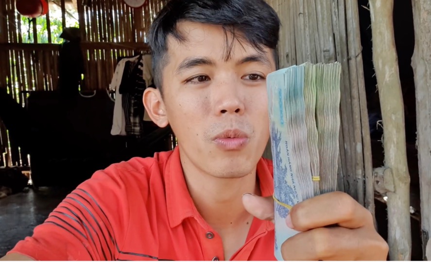 Vừa nhận xấp tiền từ YouTube, "YouTuber nghèo nhất VN" nói lời tạm biệt cộng đồng mạng - 1