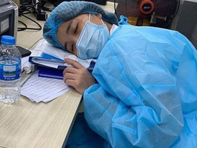 Xót xa hình ảnh y bác sĩ Bệnh viện Bạch Mai ngủ gục trên bàn