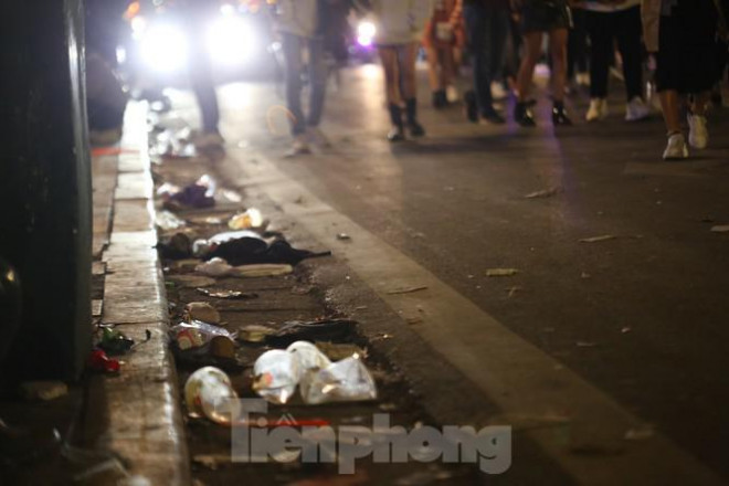 Sau màn pháo hoa năm mới, đường phố Hà Nội lại ngập rác - 2